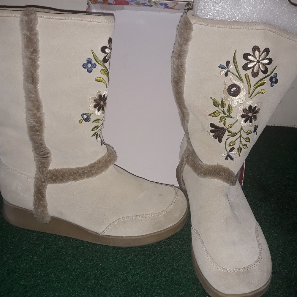 Report Nanuk suede boots
